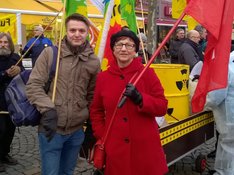 Inge Höger, linke Bundestagsabgeordete, und Fabian Stoffel, Vorsitzender der Linksfraktion im Kreistag, bei der Kundgebung in Herford. Inge Höger, linke Bundestagsabgeordete, und Fabian Stoffel, Vorsitzender der Linksfraktion im Kreistag, bei der Kundgebung in Herford.