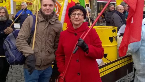 Inge Höger, linke Bundestagsabgeordete, und Fabian Stoffel, Vorsitzender der Linksfraktion im Kreistag, bei der Kundgebung in Herford. Inge Höger, linke Bundestagsabgeordete, und Fabian Stoffel, Vorsitzender der Linksfraktion im Kreistag, bei der Kundgebung in Herford.