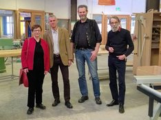 Inge Höger in der Holzwerkstatt des BAJ gemeinsam mit Geschäftsführer Dr. Markus Schäfer-Willenborg und den Betriebsräten Hans-Jörg Ellersiek-Finke und Klaus Bolgen. Inge Höger in der Holzwerkstatt des BAJ gemeinsam mit Geschäftsführer Dr. Markus Schäfer-Willenborg und den Betriebsräten Hans-Jörg Ellersiek-Finke und Klaus Bolgen.