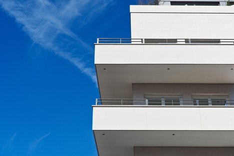 Das Foto zeigt die Balkone eines modernen Wohnhauses.
