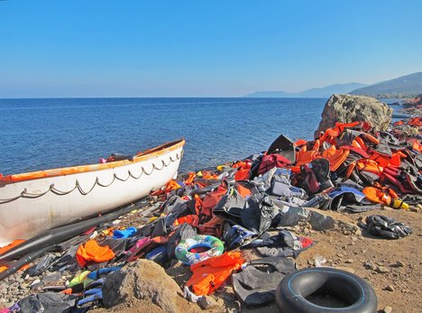 Das Foto zur Pressemitteilung der Linken NRW zu Mittelmeer-Flüchtlingen zeigt ein Boot an der griechischen Küste neben dem unzählige Rettungswesten liegen