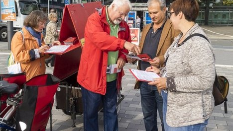 Mitglieder der LINKEN Bielefeld beim Sammeln von Unterschriften