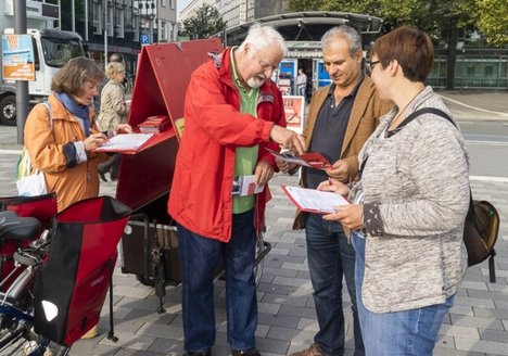 Mitglieder der LINKEN Bielefeld beim Sammeln von Unterschriften
