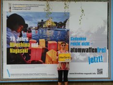 Inge Höger vor dem Großflächenplakat an der Elverdisser Straße. Inge Höger vor dem Großflächenplakat an der Elverdisser Straße.