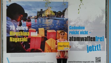 Inge Höger vor dem Großflächenplakat an der Elverdisser Straße.