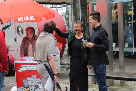 Am Infostand auf dem Detmolder Wochenmarkt konnte Vogler, wie schon des Öfteren, mit ihrem "Bewegungsmobil" viel Aufmerksamkeit bei den Passanten erringen. Am Infostand auf dem Detmolder Wochenmarkt konnte Vogler, wie schon des Öfteren, mit ihrem "Bewegungsmobil" viel Aufmerksamkeit bei den Passanten erringen.