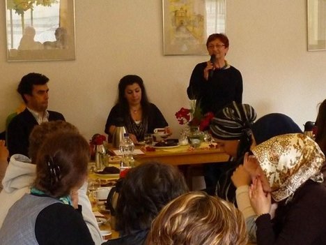 MdB Inge Höger berichtet und diskutiert im Internationalen Frauenkulturcafe MdB Inge Höger berichtet und diskutiert im Internationalen Frauenkulturcafe