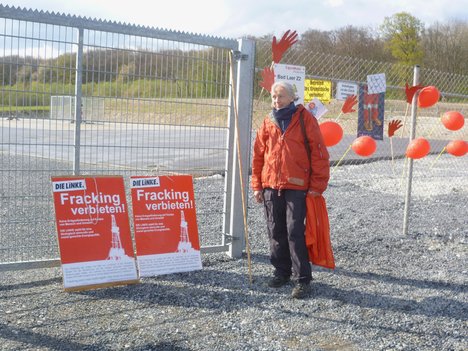 April 2012, Uschi Kappeler beim Protest am Bohrplatz von Exxon Mobil in Bad Laer