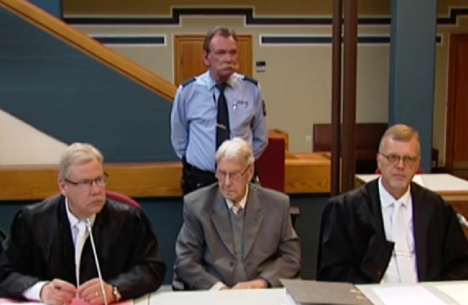 Nach dem Urteil auf der Pressekonferenz: Reinhold Hanning und seine Anwälte