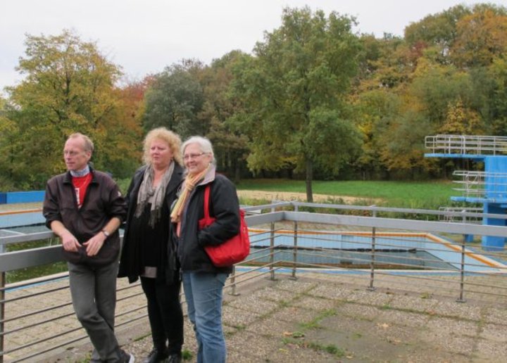 Besichtigung vom Freibad Gadderbaum mit Carsten Strauch, Barbara Schmidt und in der Mitte Christine Osei vom Vorstand des Fördervereins
