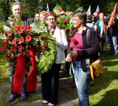 Kranzniederlegung: DIE LINKE. NRW (Hans-Werner Elbracht), DIE LINKE MdB (Inge Höger u. Kathrin Vogler) Kranzniederlegung: DIE LINKE. NRW (Hans-Werner Elbracht), DIE LINKE MdB (Inge Höger u. Kathrin Vogler)